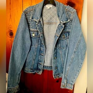Beautiful denim with pearl details. four pockets. Excellent quality.